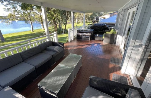 Gwandalan House | Lakeside 3 bedroom holiday cottage
