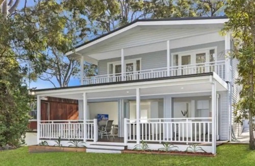 Gwandalan House | Lakeside 3 bedroom holiday cottage