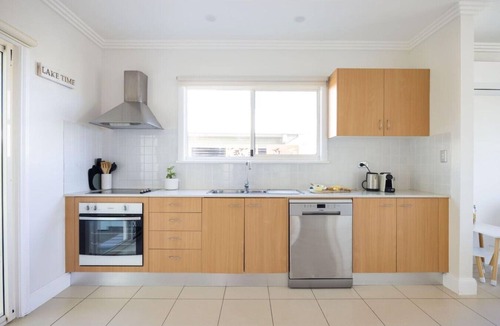 Nords Wharf House | Lakeside Bliss | (10ppl), (5ppl) Spa, Pet-Friendly