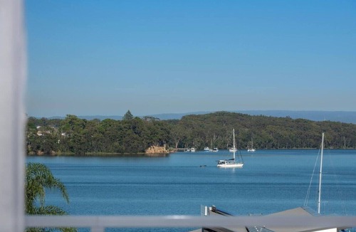 Nords Wharf House | Lakeside Bliss | (10ppl), (5ppl) Spa, Pet-Friendly