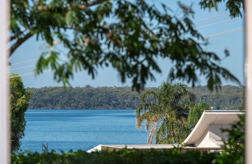 Nords Wharf House | Lakeside Bliss | (10ppl), (5ppl) Spa, Pet-Friendly