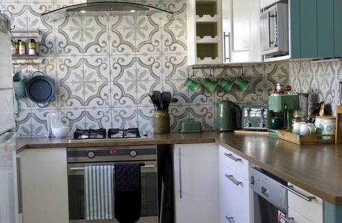 South Yunderup House | Lakeside Cottage with Spa & Pet Friendly Retreat