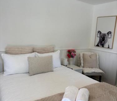 Goughs Bay Apartment | Lakeside Guest Suite Modern & Peaceful