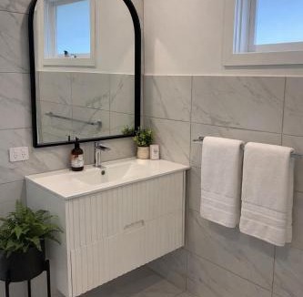 Goughs Bay Apartment | Lakeside Guest Suite Modern & Peaceful