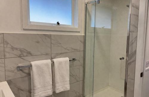 Goughs Bay Apartment | Lakeside Guest Suite Modern & Peaceful