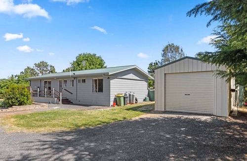 Yass House | Lakeside Luxurious, fully furnished 3-bedroom home
