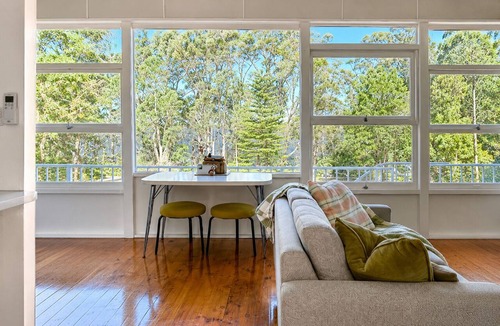 Basin View Cottage | Lakeside Retro Cottage for two