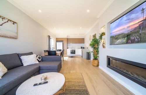 Toukley House | Lakeside Sanctuary - Central Toukley