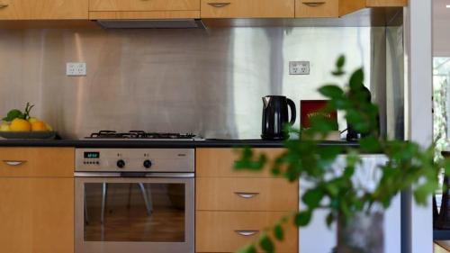 Daylesford Apartment | Lakeside Suite 2 - Lake View & Spa Bath
