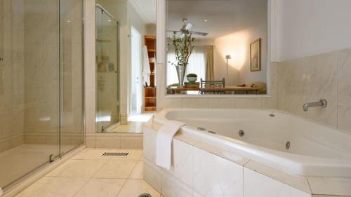 Daylesford Apartment | Lakeside Suite 2 - Lake View & Spa Bath