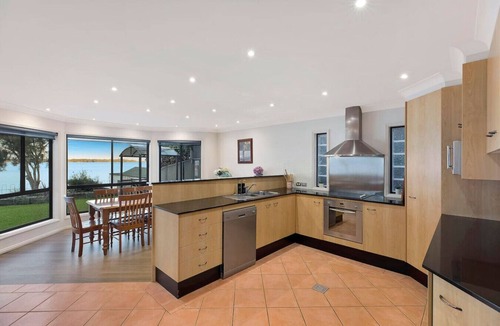 Charmhaven House | Lakeview Retreat in Charmhaven