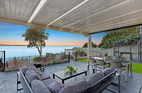 Charmhaven House | Lakeview Retreat in Charmhaven