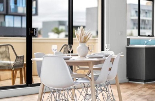 Saint Kilda South Apartment | LaneStay - 3B2B Bright Apartment with Free Parking