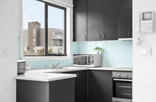 Saint Kilda South Apartment | LaneStay - 3B2B Bright Apartment with Free Parking