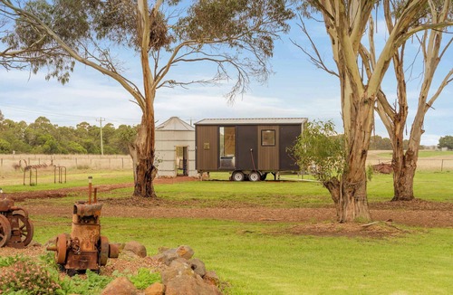 Purdeet House | Lara Grove Cottage 1 by Tiny Away