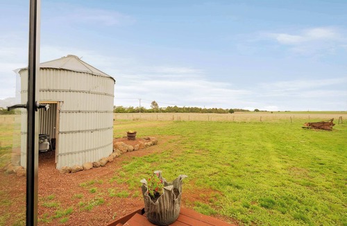 Purdeet House | Lara Grove Cottage 1 by Tiny Away