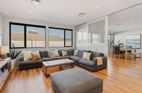 Launceston CBD Apartment | Large CBD apartment with parking