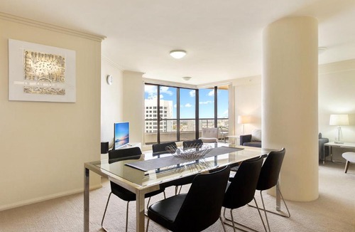 St. Leonards Apartment | Large elevated apartment St Leonards