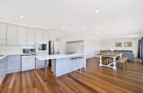 Port Macquarie House | Large Holiday House Opposite The Beach