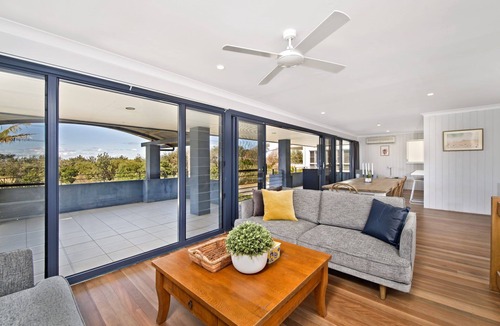 Port Macquarie House | Large Holiday House Opposite The Beach