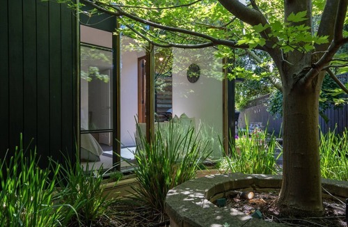 Mount Eliza House | Large solar heated pool, fully fenced secure grounds, sleeps 6 over 3 bedrooms