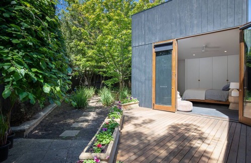 Mount Eliza House | Large solar heated pool, fully fenced secure grounds, sleeps 6 over 3 bedrooms