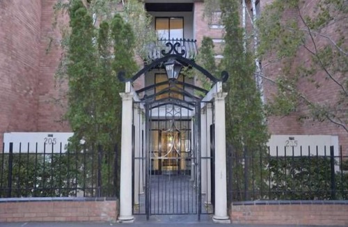 North Melbourne Apartment | Large spacious apartment very quiet and close to all Melbourne as to offer.