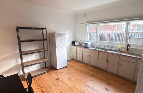 Broadmeadows House | Large & Spacious Queen Room in Convenient Broadmeadows Location - CR6