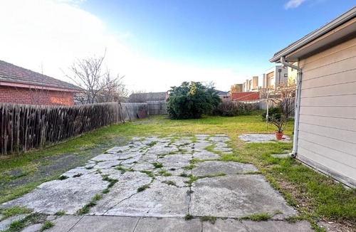 Broadmeadows House | Large & Spacious Queen Room in Convenient Broadmeadows Location - CR6