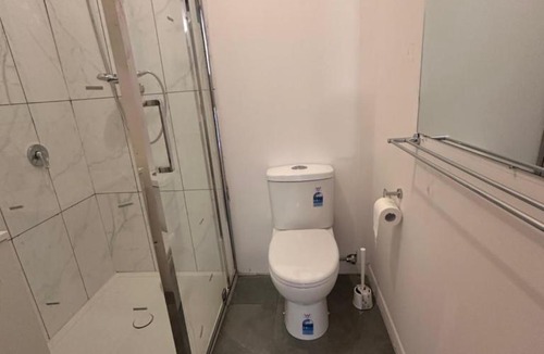 Broadmeadows House | Large & Spacious Queen Room in Convenient Broadmeadows Location - CR6