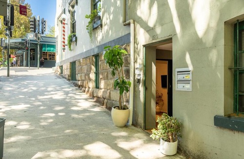 Surry Hills Apartment | Large Surry Hills Home Sleeps 4 Parking