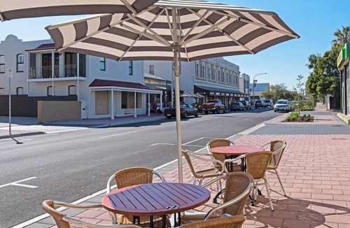 Largs Bay House | Largs Bay 'Oasis' - Jetty Views - Beach - A walk to the beach