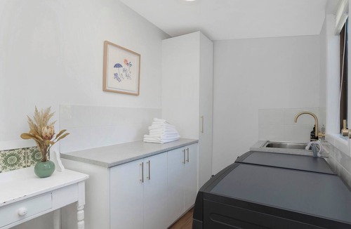 Warrnambool House | Lava House WIFI central heating/cooling CBD