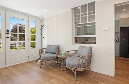 Warrnambool House | Lava House WIFI central heating/cooling CBD