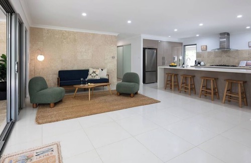 Bonny Hills House | Le Palmier - Palms on Rodley St