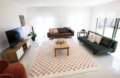 Bonny Hills House | Le Palmier - Palms on Rodley St