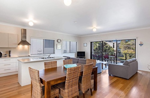 Fingal Bay House | Lentara Breeze 84 Lentara Street prestige holiday living