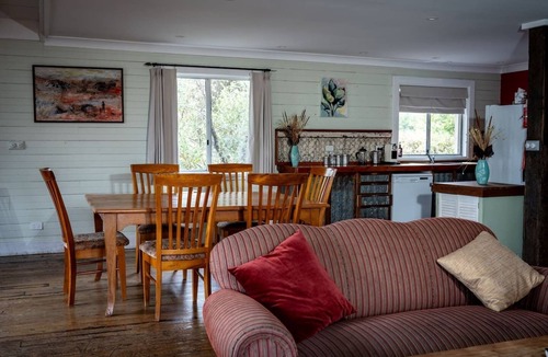 Leura Cabin | Leura Haven Homestead: Rustic Mountain Cottage