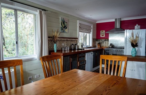 Leura Cabin | Leura Haven Homestead: Rustic Mountain Cottage