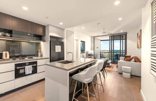 Brisbane Central Business District Apartment | Level 25 River Views at Queen's Wharf | King Bed + Balcony | Heated Pool & Sauna