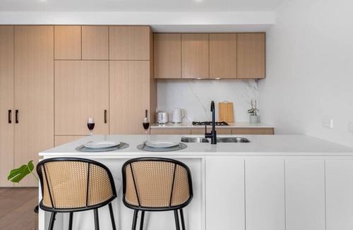 Heidelberg Heights Apartment | Level 9 Views · 5 min to Austin Hospital | Parking