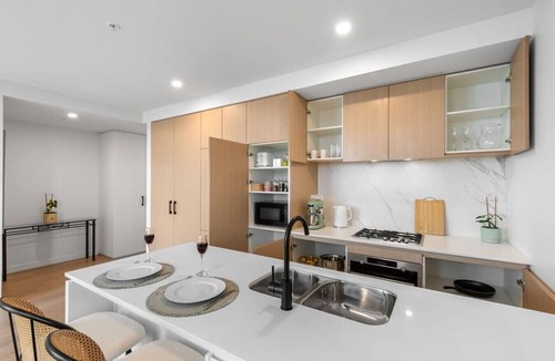 Heidelberg Heights Apartment | Level 9 Views · 5 min to Austin Hospital | Parking