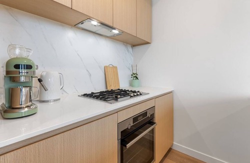 Heidelberg Heights Apartment | Level 9 Views · 5 min to Austin Hospital | Parking