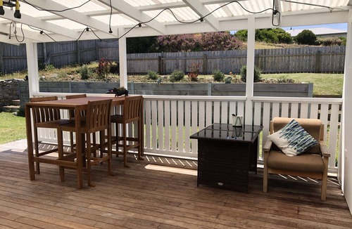 Currie House | Light and bright quality accommodation walking distance to town.