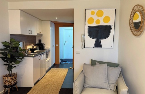 Footscray Condo | Light and Cosy Footscray Studio | Inner-West Stay