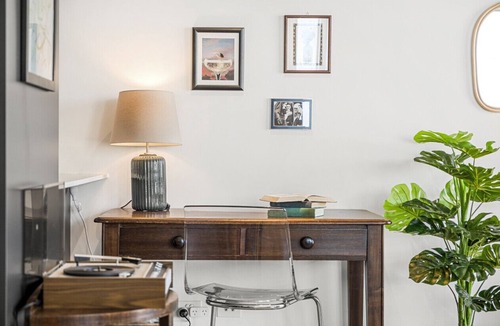 Collingwood Apartment | Light-Filled Artistic Retreat
