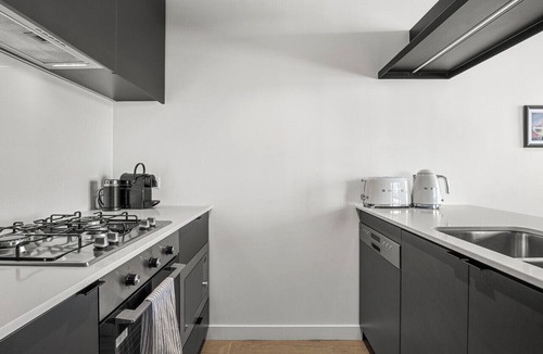 Collingwood Apartment | Light-Filled Artistic Retreat