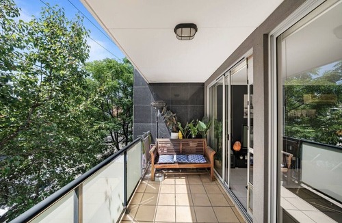 Windsor Apartment | Light-filled, spacious 2 bdrm Prahran apartment with free parking.
