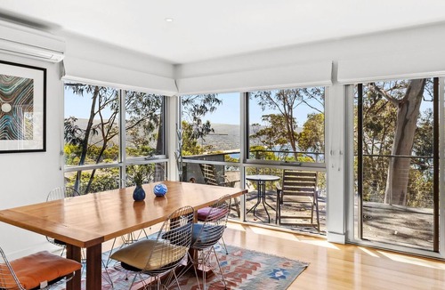 Lorne House | Light House - A tranquil retreat harmonizing with nature.