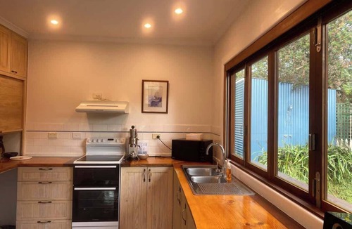 Apollo Bay House | Lighthouse Retreat - Pet Friendly Free Wifi